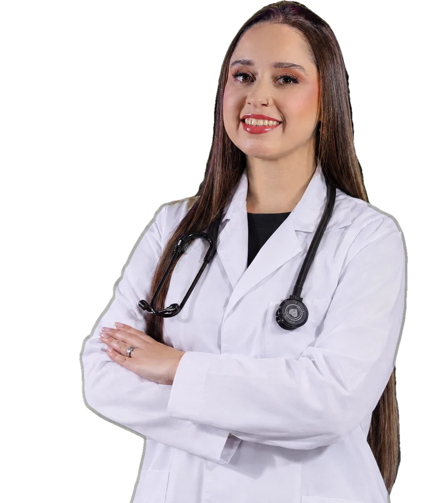 Médica-veterinária Andréa Lagoa, de jaleco e estetoscópio, com os braços cruzados